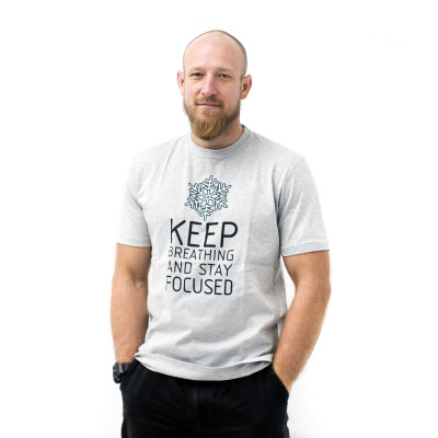 T-shirt z nadrukiem "Keep breathing and stay focused"